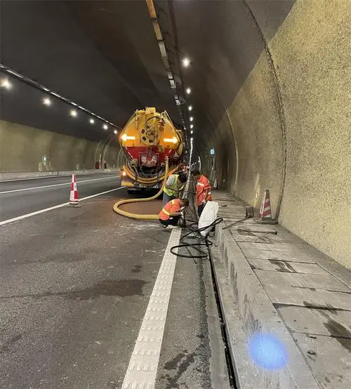 景东隧道排水渠清淤